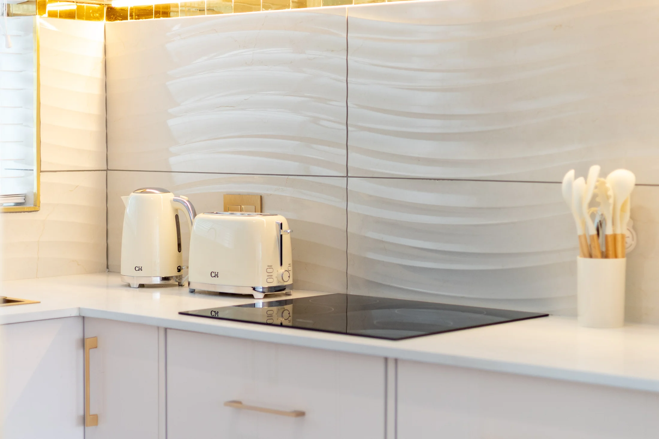 Wave-textured tiles and cream appliances
